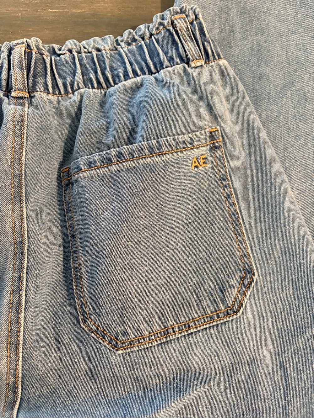AE Light Blue Hi-Waisted Elastic Straight Leg Jeans. Size 8. - Picture 8 of 10